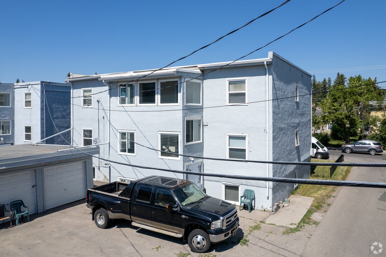 Building Photo - 1613 34 Av SW