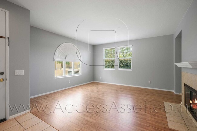 Foto del edificio - 3 Bed / 2.5 Bath Townhome | Open Layout + Modern Finishes