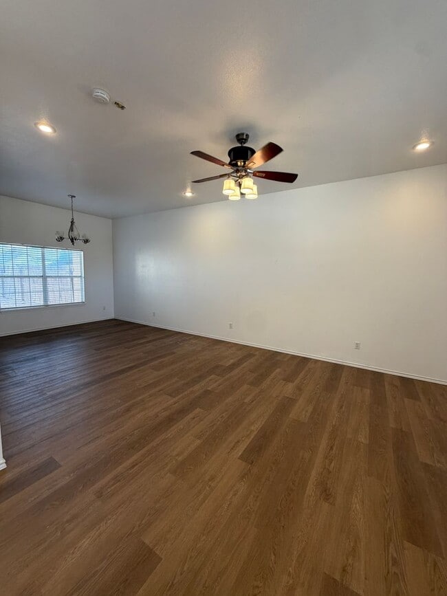 Building Photo - 1412 W Calle Sur St