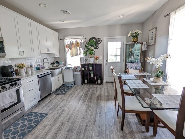 Building Photo - 143 London St