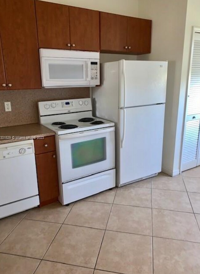 Building Photo - Beautiful 2/2 apartment