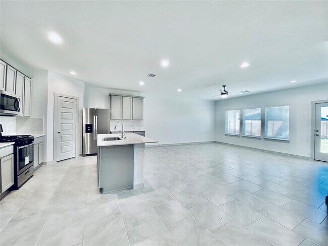 Building Photo - 28907 YACHTING POINT Ln
