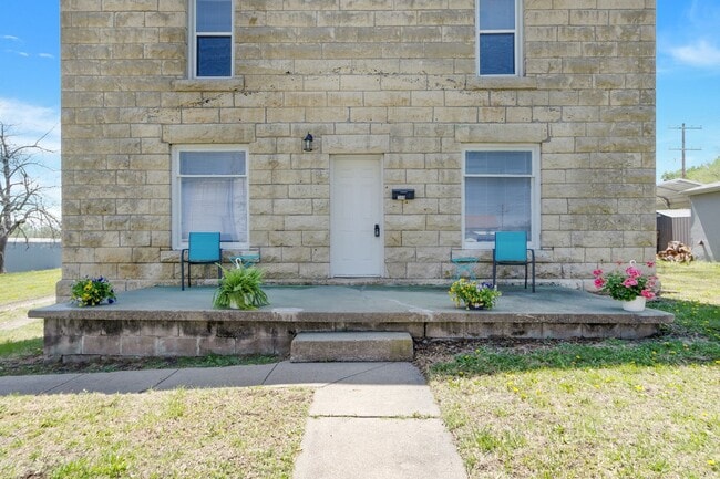 Building Photo - Large Beautiful Home, Close to Fort Riley