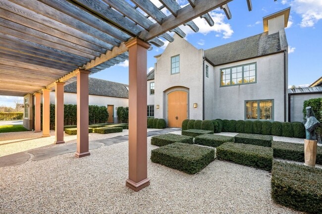 Foto del edificio - 110 Rose Hill Rd