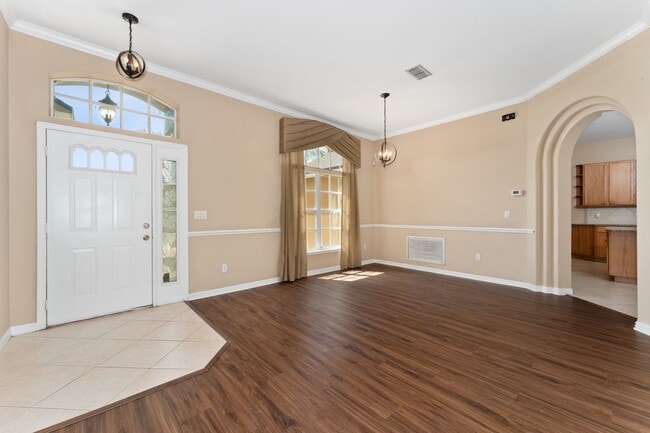 Building Photo - Spacious 4/3 Pool Home in the Gated Lake F...