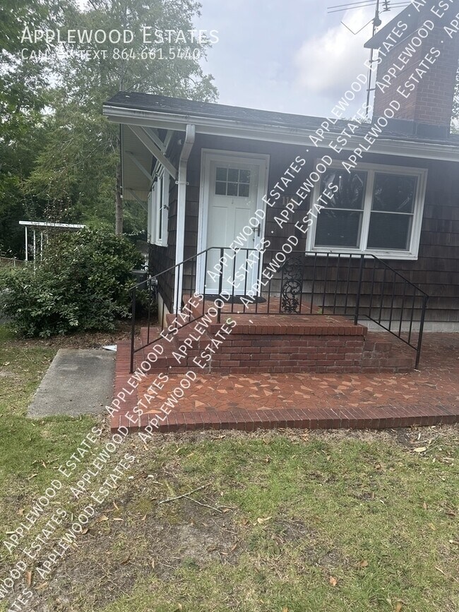 Foto del edificio - 114 Brookside Rd