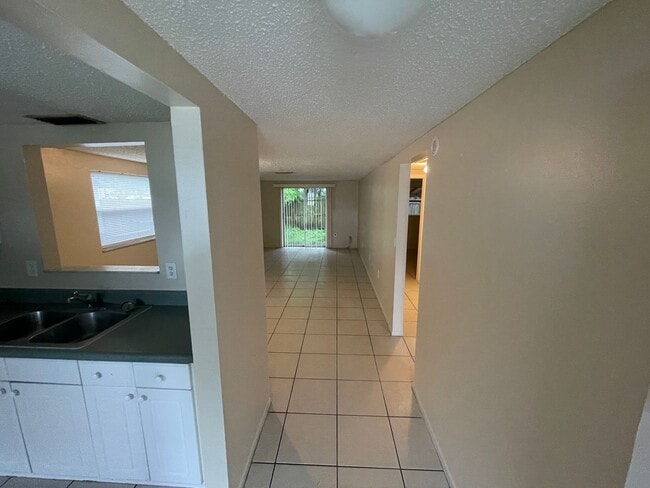 Building Photo - 2/1 Apartment in New Port Richey