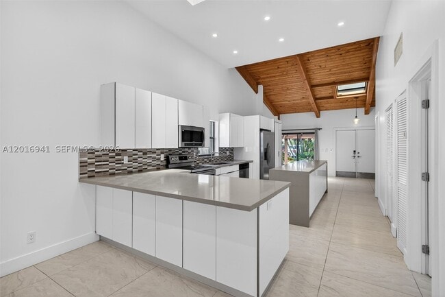 Building Photo - 2619 Parkview Dr S