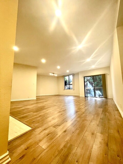 living room and balcony - 4444 Wilshire Blvd