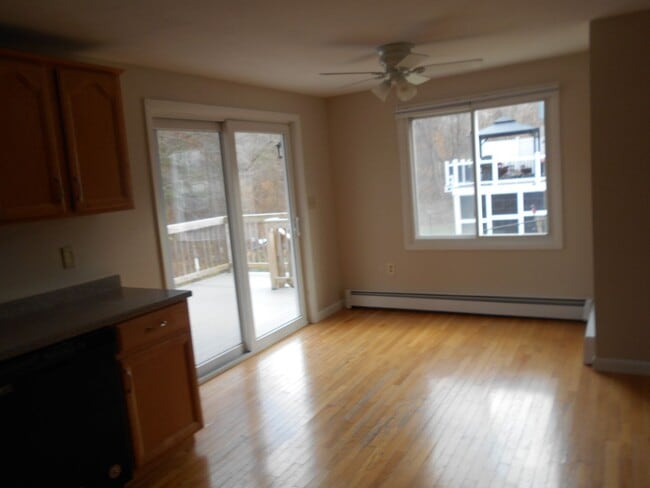 Building Photo - Derry Townhouse for Rent- 2 Bedrooms + Loft!  Available Nov 15!