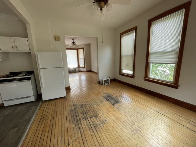 Building Photo - 2951 W Medill Ave