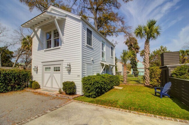 Foto del edificio - 28-B Charlotte Street- Amazing One Bedroom/Two Bathroom Freestanding Home
