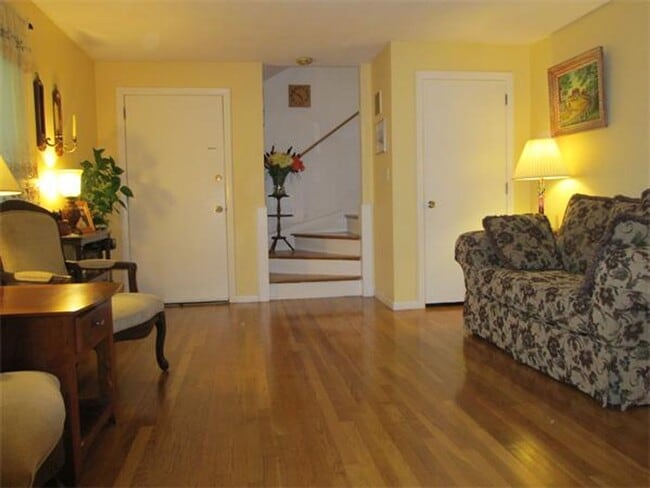 Building Photo - Gorgeous single family home in Needham available for rent NOW!