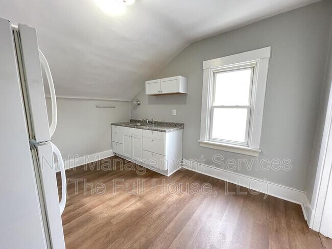 Building Photo - 1013 Theona St