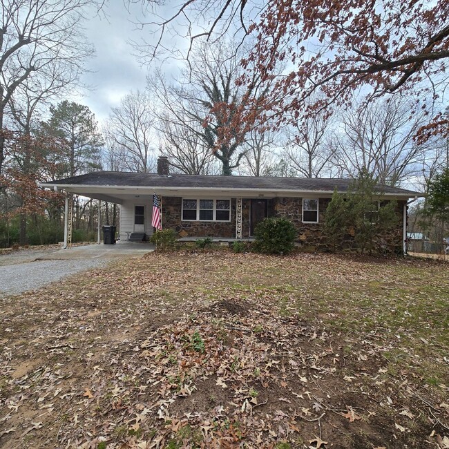 Building Photo - Charming 3-Bedroom, 1.75-Bathroom Home Nor...