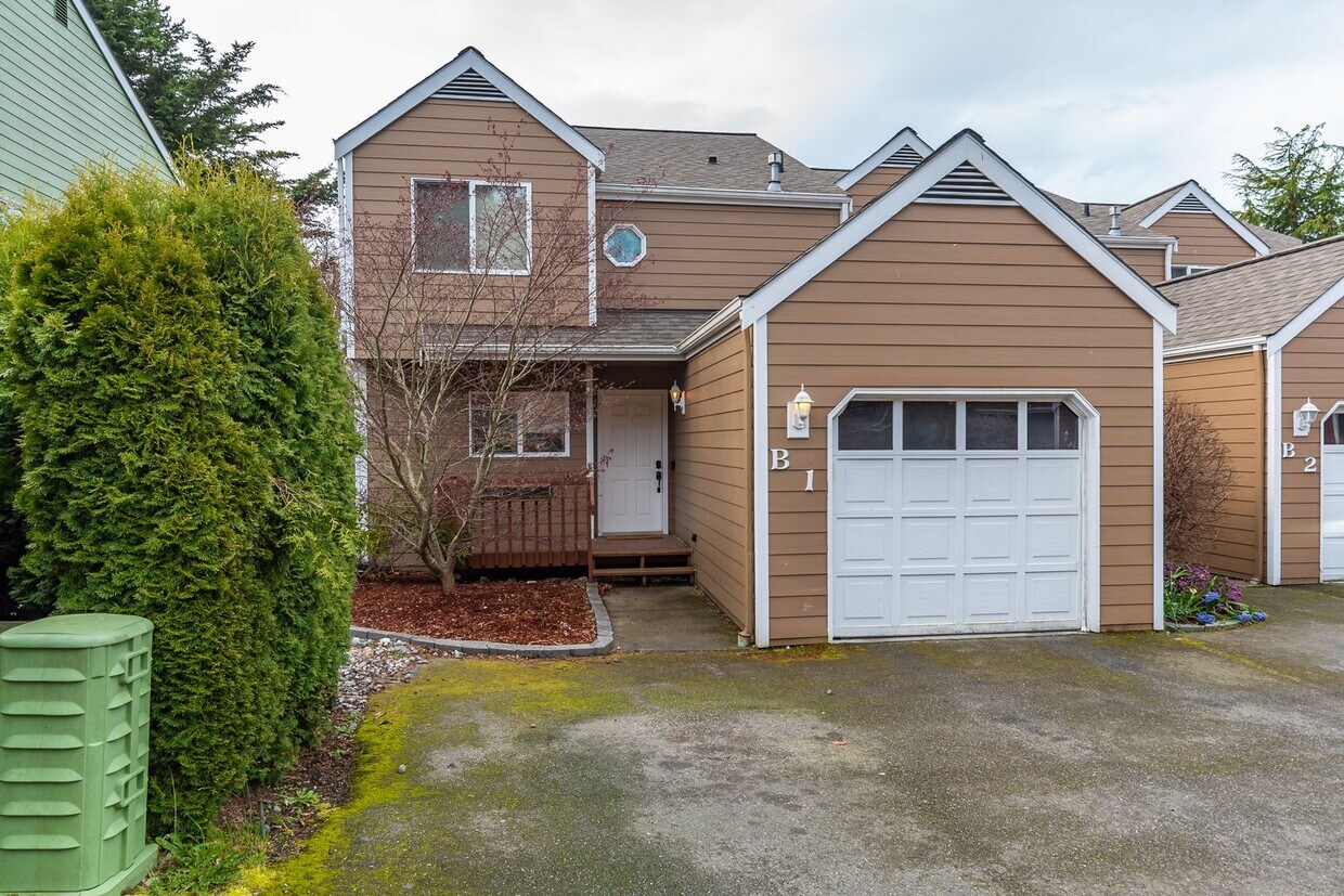 Foto principal - Recently Updated 3 Bedroom and 3 Bath Town...