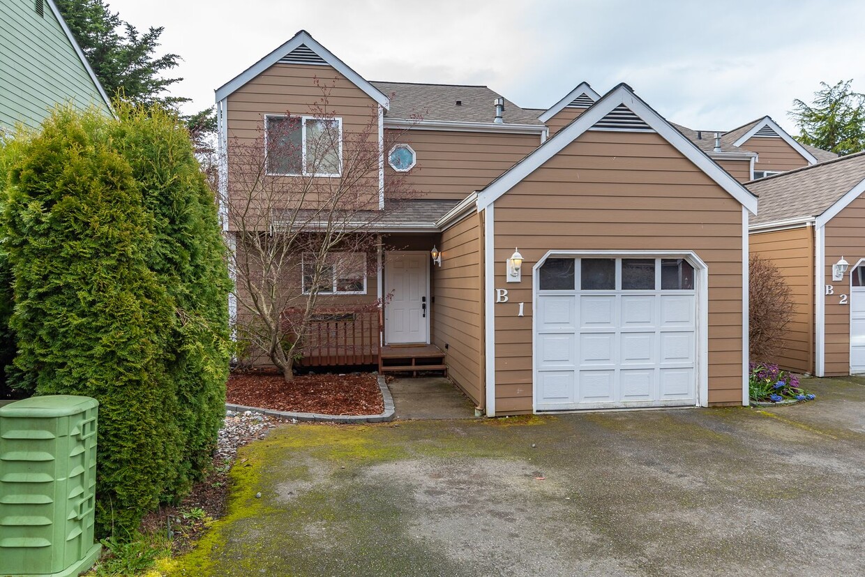 Primary Photo - Recently Updated 3 Bedroom and 3 Bath Town...