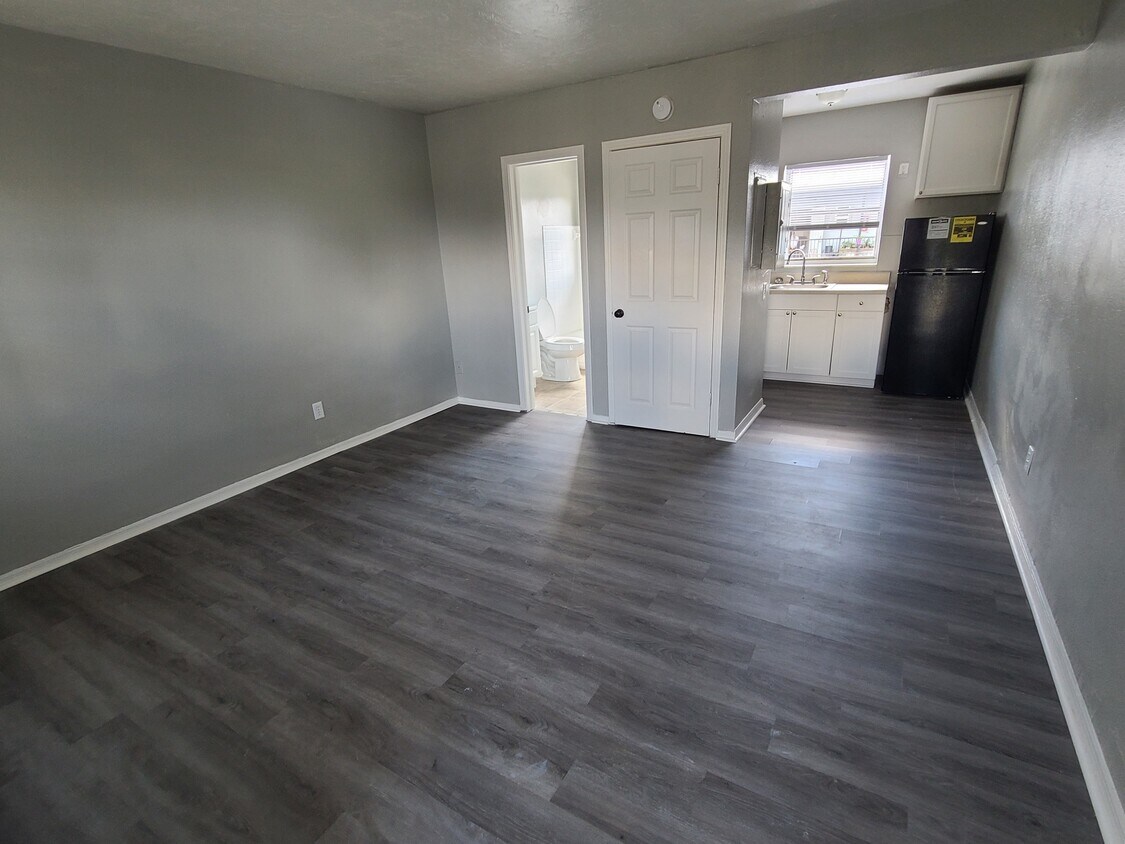 Living area - 674 22nd Ave S
