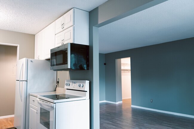 Foto del edificio - 4524 Cedar Lake Rd S