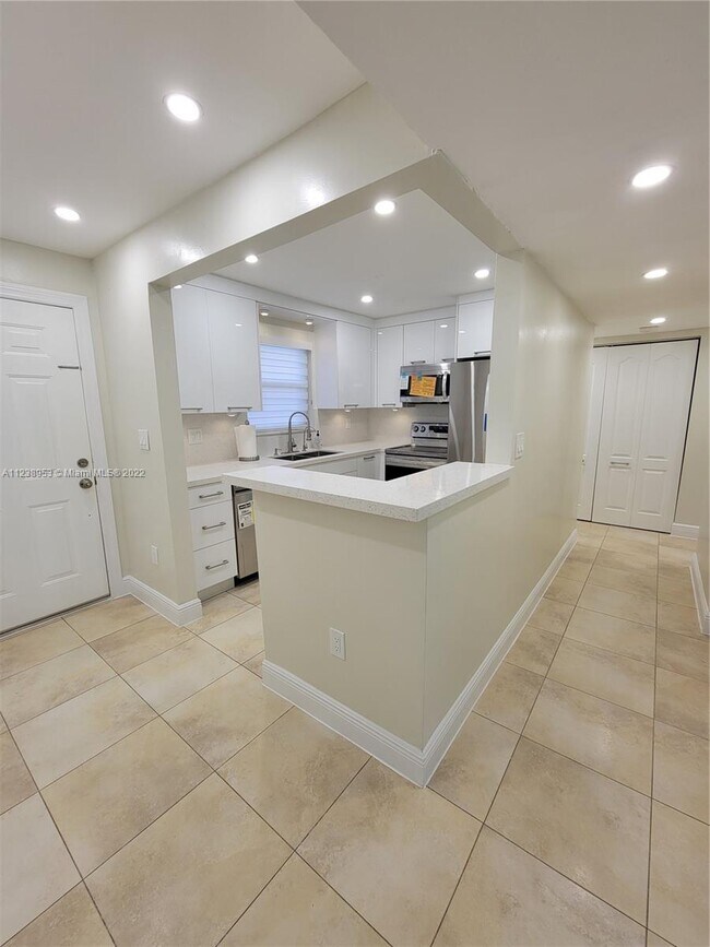 Building Photo - 9371 Fontainebleau Blvd