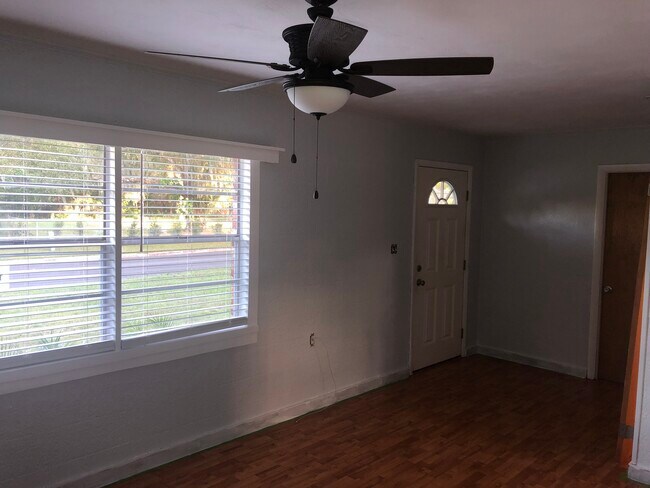 Foto del edificio - 157 N Rhodes St