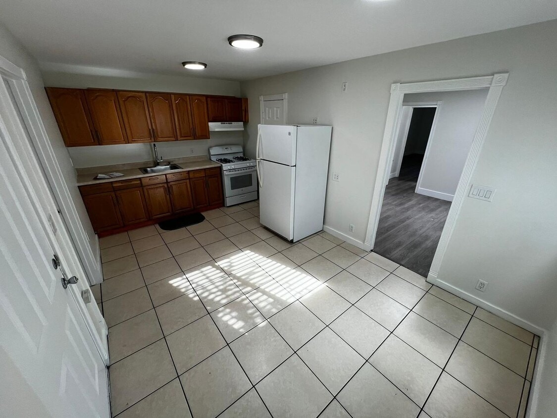 Foto principal - 2 bedroom Remodeled House With Attached 2 ...