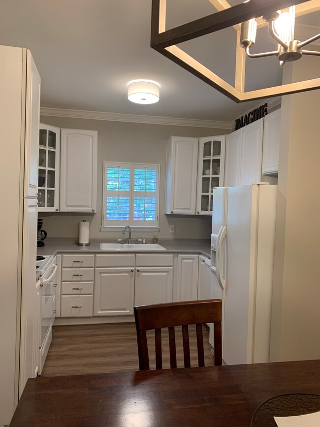 kitchen - 2721 Linmar Ave