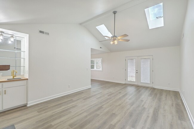 Building Photo - Completely Renovated Mount Pleasant Home!!