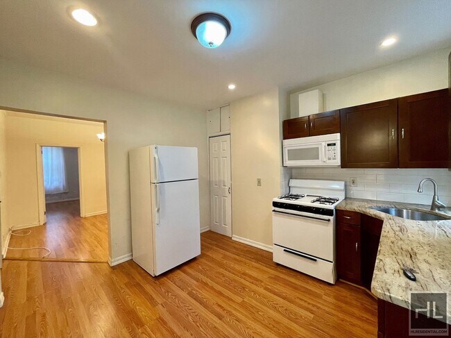 Building Photo - Large 1 bedroom located in Maspeth
