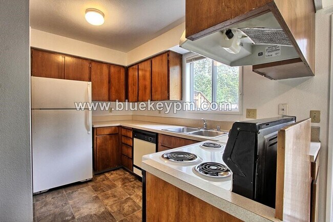 Building Photo - 2 Bed, 1.5 Baths Duplex in Hearthwood Neig...