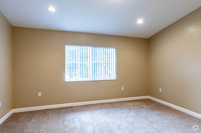 3 BR, 2 1/2 BA - Summer Lakes Estates