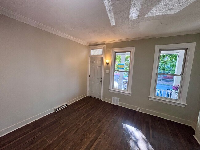 Foto del edificio - 4 bedroom home on Division st