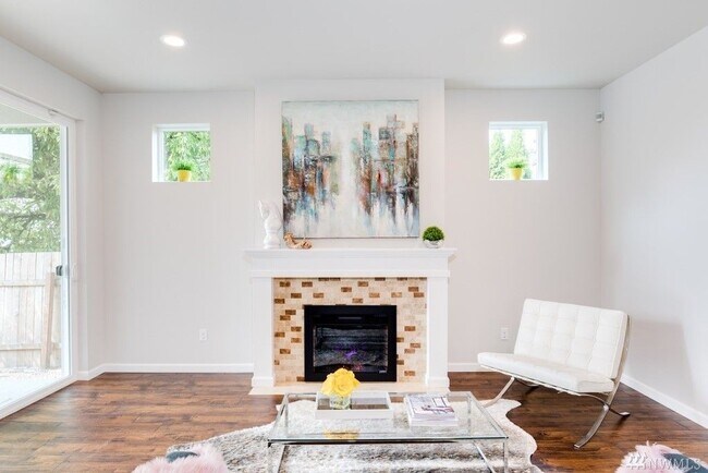 Foto del edificio - Newer 4 Bed 2.5 Bath with Bonus Room!!