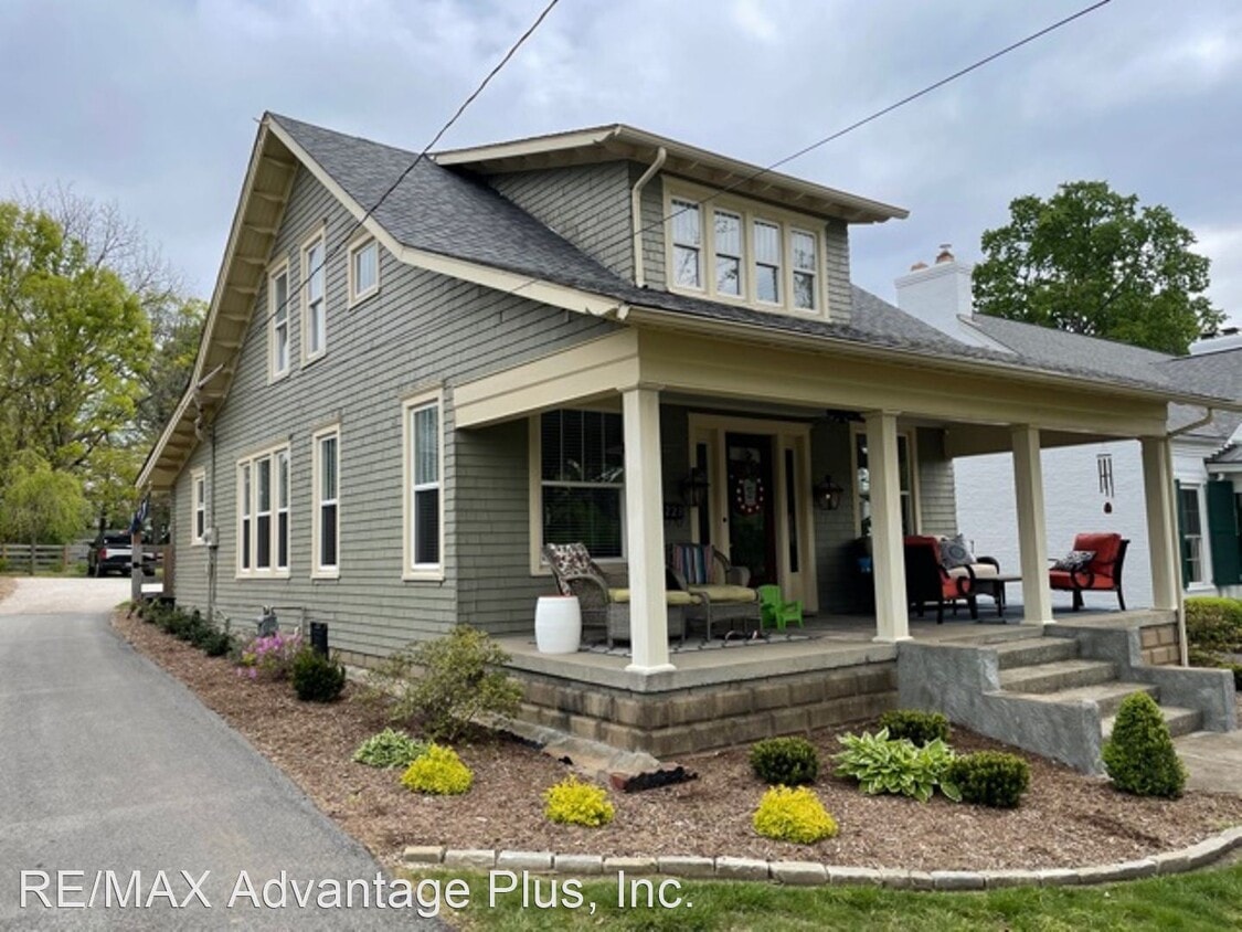 Primary Photo - 4 br, 2 bath House - 223 W. Poplar St.