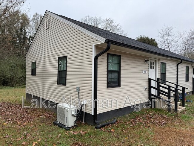 Photo - 705 N Main St Apartment