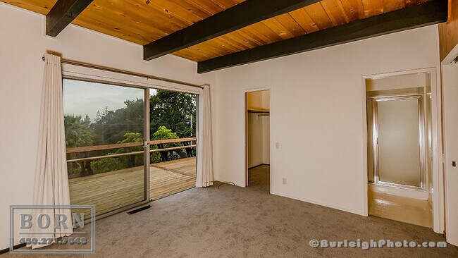 Foto del edificio - 81 Loma Rd