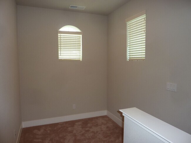 Building Photo - Spacious 3-Bed, 2.5-Bath Home in Tahoe Par...