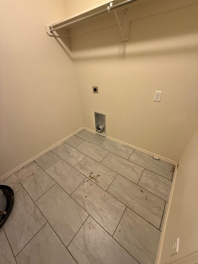 Building Photo - 3 Bed 2 Bath House with Yard Care Included.