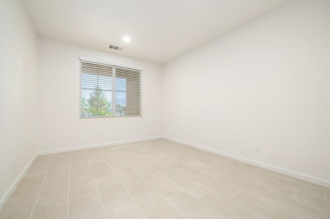Building Photo - 79915 Grasmere Ave