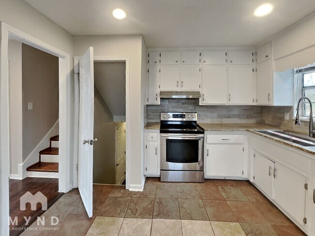 Building Photo - 611 Darlene Dr