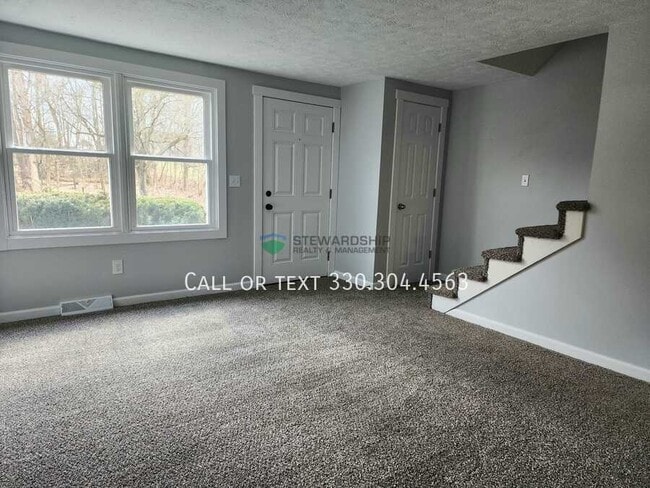 Building Photo - 157 Elm St NE