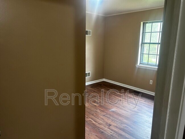 Building Photo - 619 Parkburg Rd