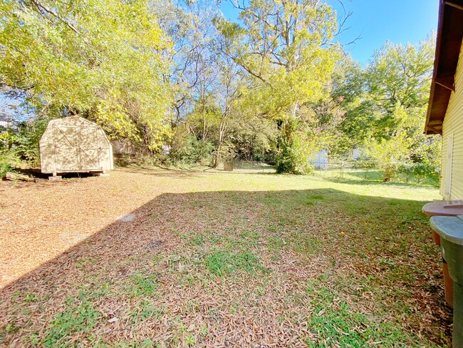 Building Photo - 805 Douglas St