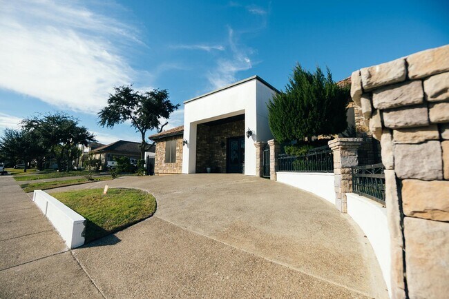 Foto del edificio - 302 Lake Clark Ct