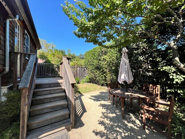 Building Photo - COMPLETELY DETACHED ADU STUDIO UNIT EDGE O...