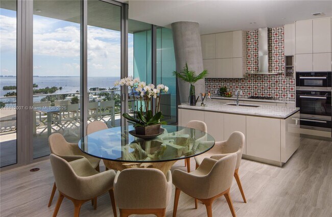 Foto del edificio - 2675 S Bayshore Dr