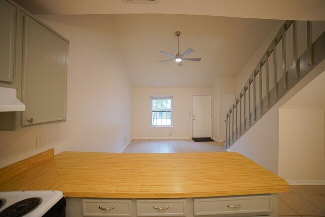 Building Photo - 2 Bed / 2 Bath Near FSU