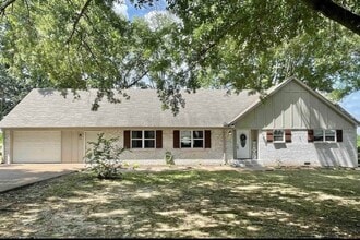 Building Photo - 40 Vandergrift Dr