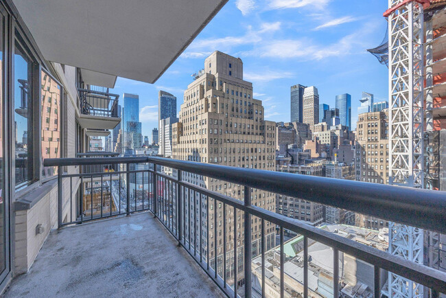 Building Photo - 70 W 37th St