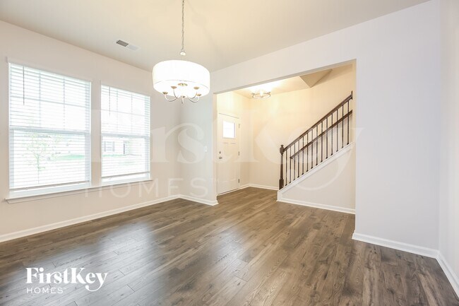 Building Photo - 6 Ramblehurst Rd